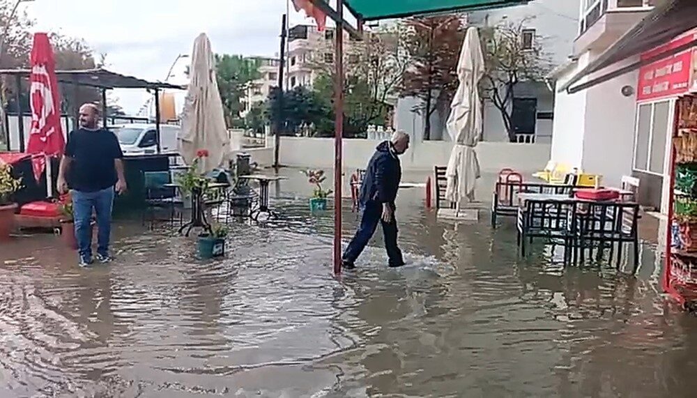 İzmir'de etkili olan sağanak yağış, Foça ve Aliağa ilçelerinde su