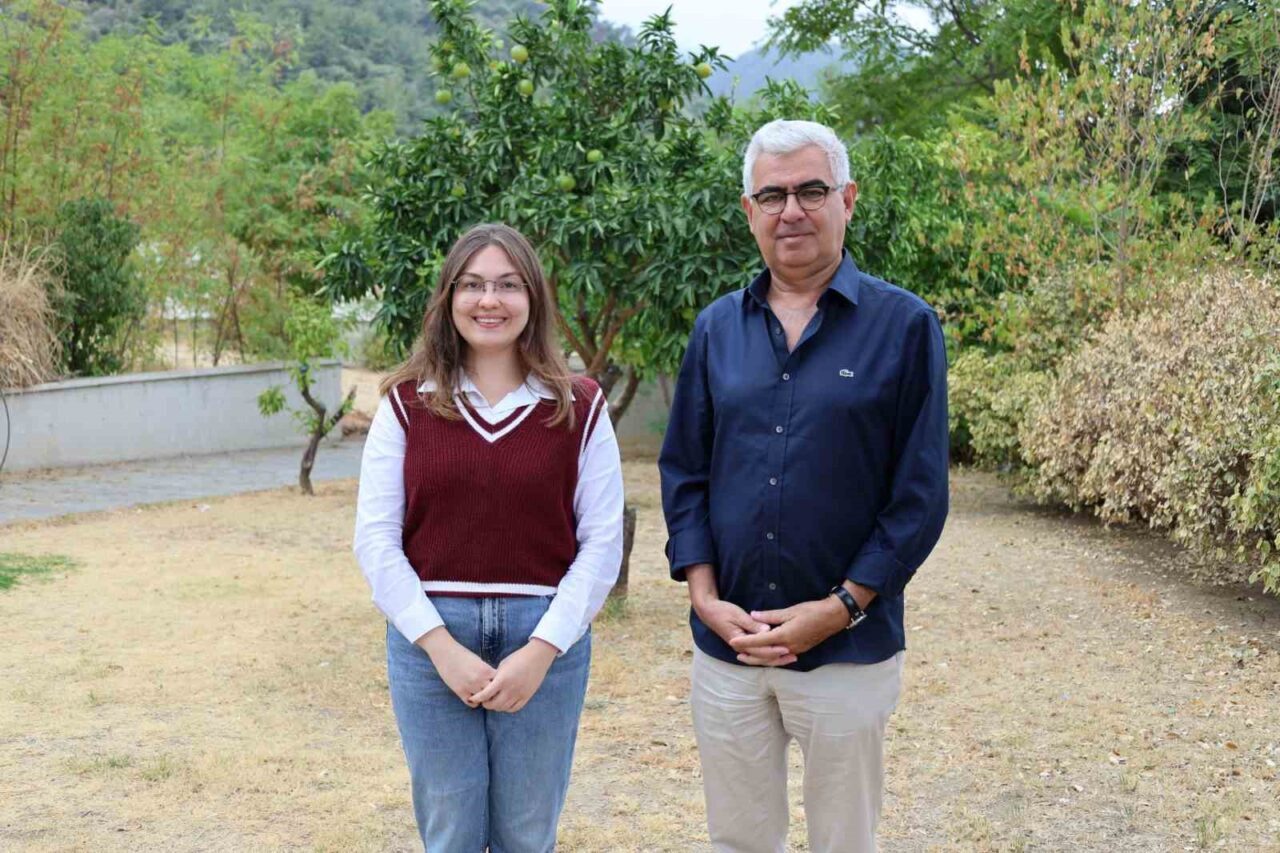 İzmir Ekonomi Üniversitesi'nde görevli Prof. Dr. Oğuz Kılınç ve Uzman