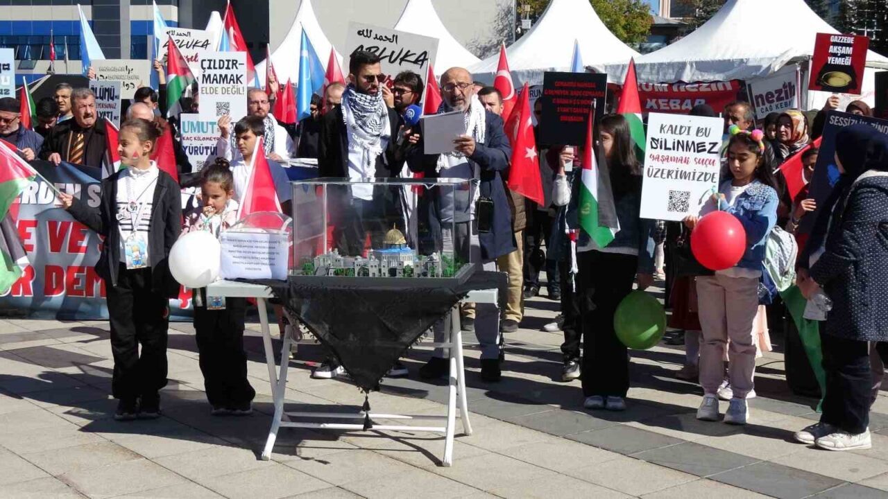 Erzurum’da sağlık çalışanları, Gazze’ye yönelik saldırıları protesto eden 100. sessiz