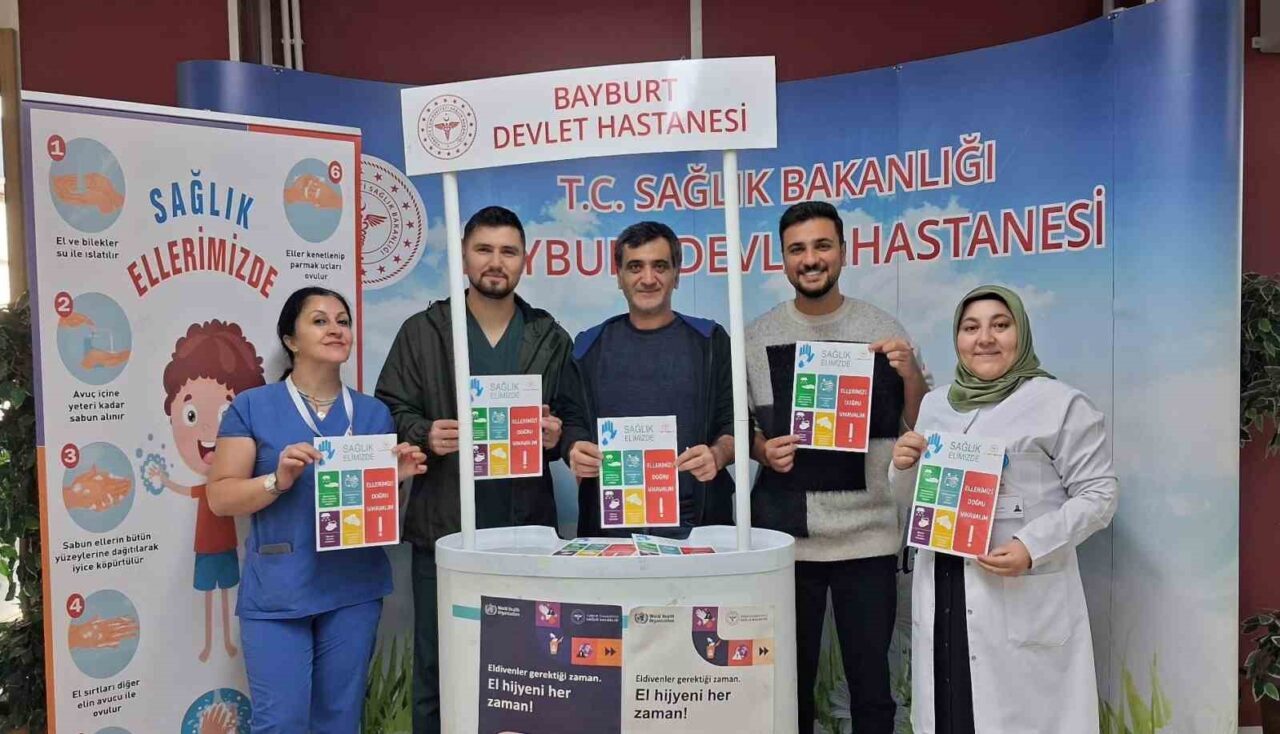 Bayburt Devlet Hastanesi, enfeksiyonları önlemek amacıyla poliklinik girişinde el hijyenine