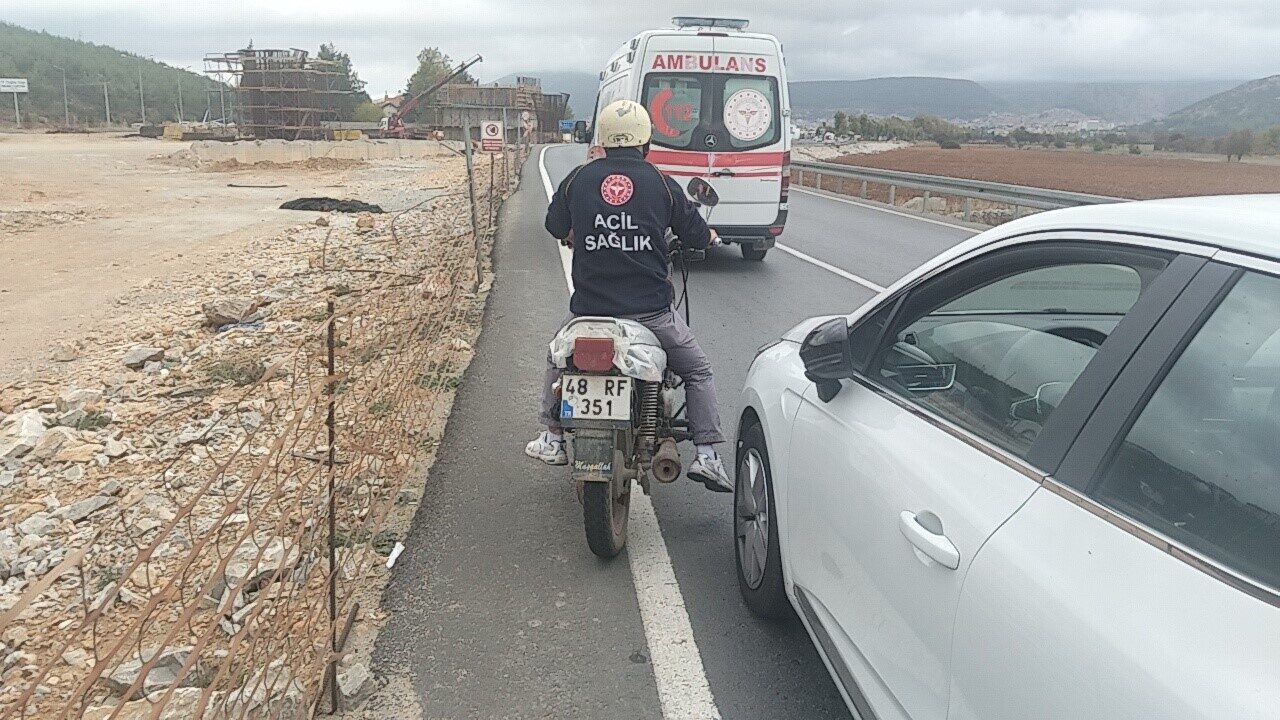 Muğla'nın Menteşe ilçesinde, bir araba ve motosikletin çarpışması sonucu motosiklet