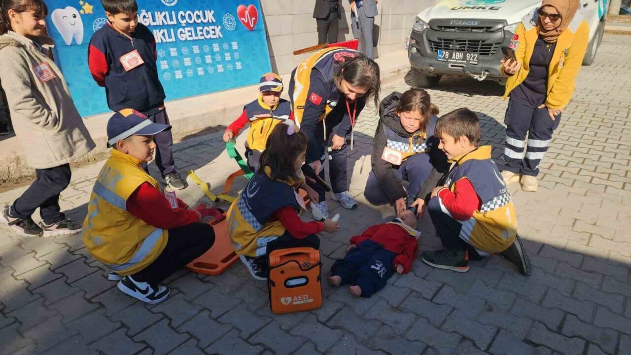 Karabük Valisi Mustafa Yavuz'un öncülüğünde gerçekleştirilen "Sağlıklı Çocuk, Sağlıklı Gelecek"