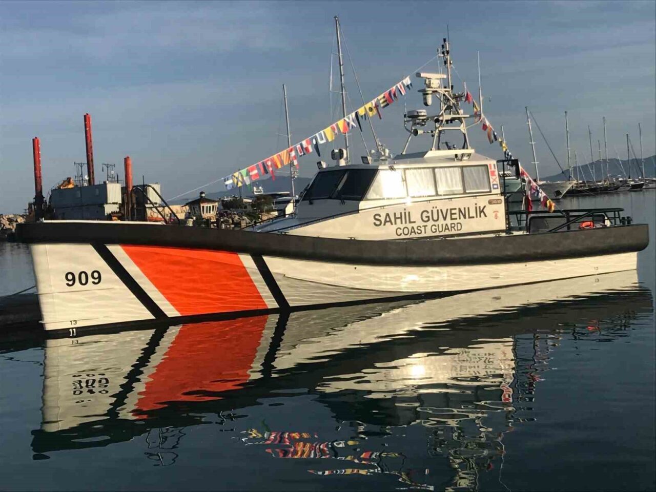 Cumhuriyet'in 102. yıldönümü etkinlikleri kapsamında Aydın'ın Kuşadası ilçesinde, TCSG-909 Sahil