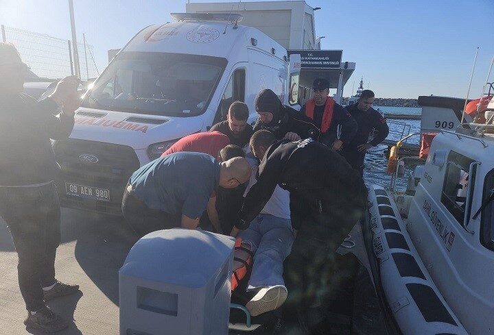 Kuşadası'nın Kuştur Plajı bölgesinde karadan ulaşımı imkânsız bir yerde yaralanan