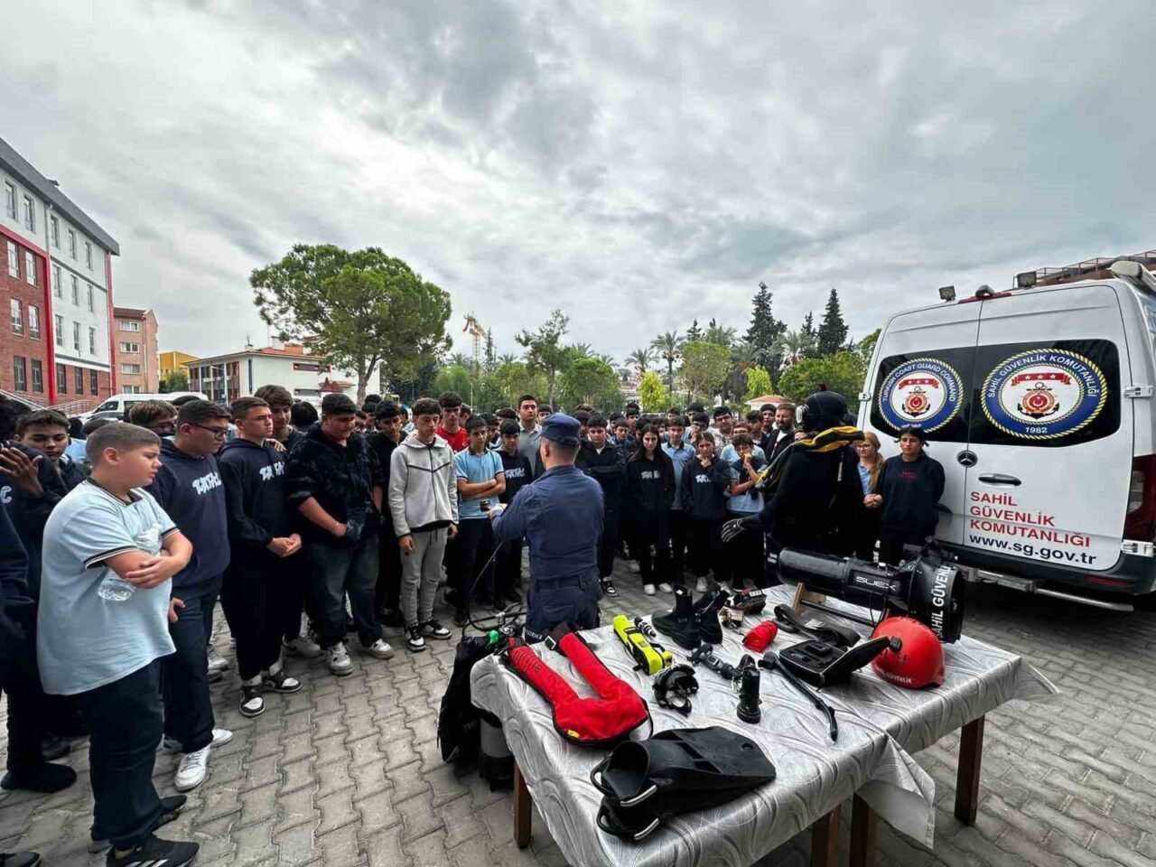 Kuşadası'nda düzenlenen "Geleceğin Denizcileri Bilgilendirme" etkinliğinde, Sahil Güvenlik personeli lise
