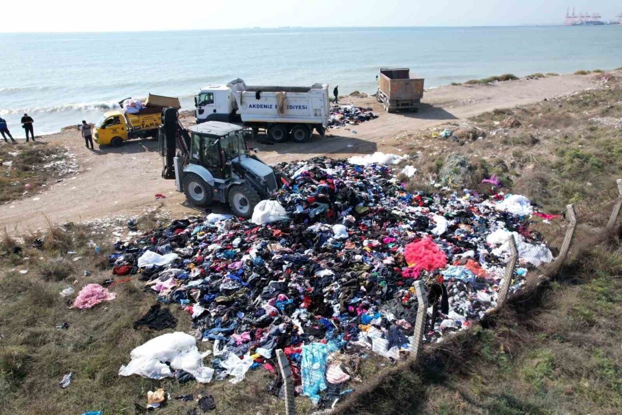 Mersin'in Karaduvar sahiline tonlarca giysi döken kamyon ve bağlı olduğu