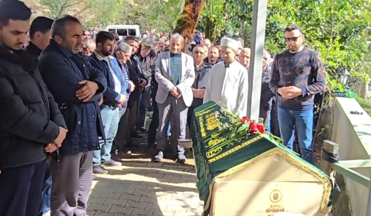 Bursa'nın Gemlik ilçesinde bir düğünde sahne alırken kalp krizi geçiren