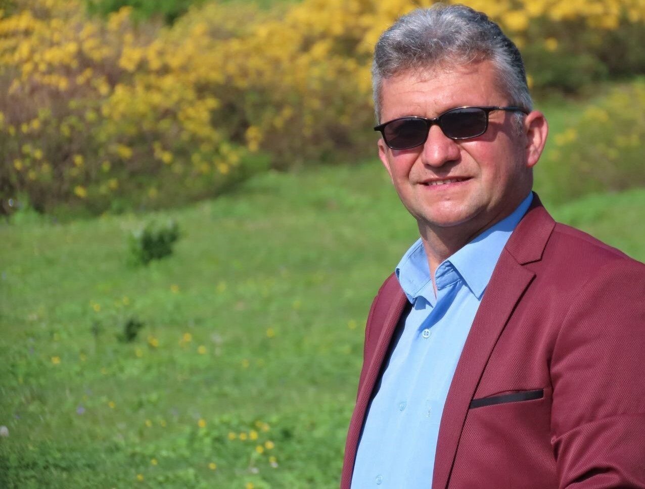 Giresunlu sanatçı Yüksel Kader (45), Bursa'nın Gemlik ilçesinde sahnede şarkı