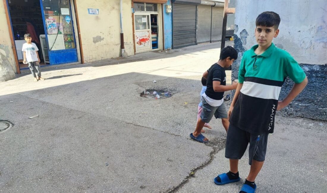 Adana’da Sahte Polis Kimliğiyle Üst Araması Yapan Şahısın Ateşi Boynunu Sıyıran Çocuk Olayı Anlattı Adana'nın Yüreğir ilçesinde İbrahim Ç., kendini polis olarak tanıtıp 14