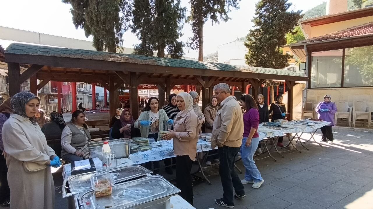 Adana'nın Saimbeyli ilçesinde kadınlar, Gazze'ye destek olmak amacıyla evlerinde hazırladıkları