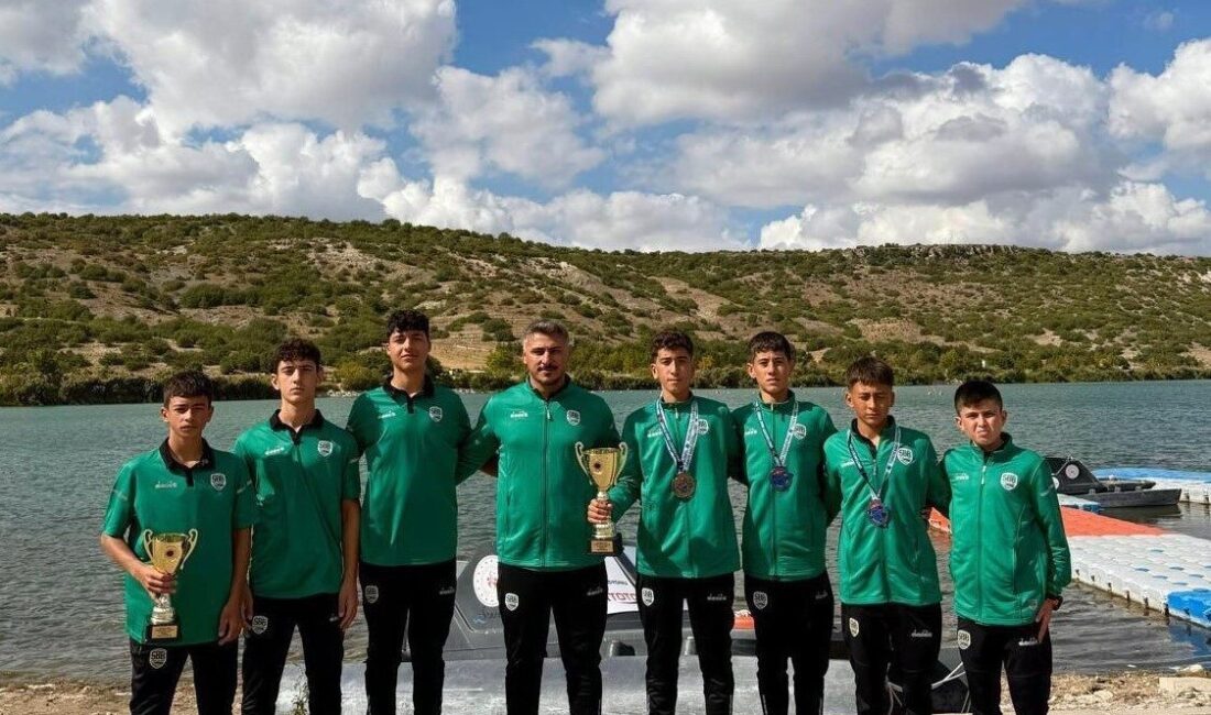 Sakarya Büyükşehir Belediyesi Spor Kulübü Kano sporcuları, Eskişehir'de düzenlenen Durgunsu