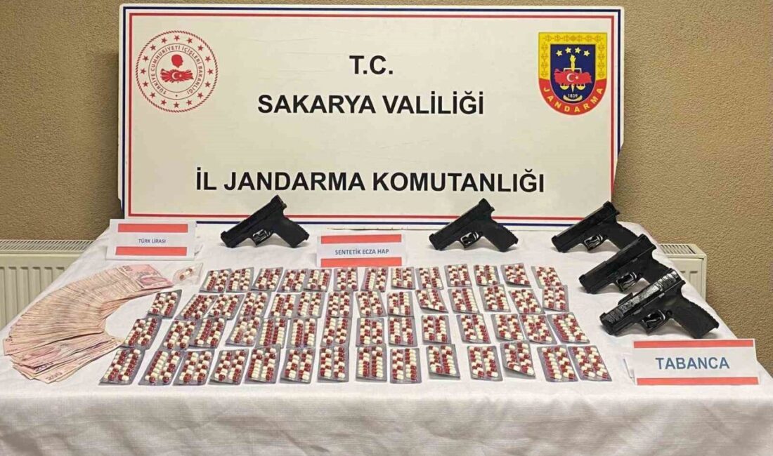 Sakarya’da Jandarma Operasyonunda 773 Sentetik Ecza Hap ve Silah Ele Geçirildi Sakarya'nın Serdivan ilçesinde jandarma, 22 Ekim'de gerçekleştirdiği operasyonda Ö.Ş. (29)