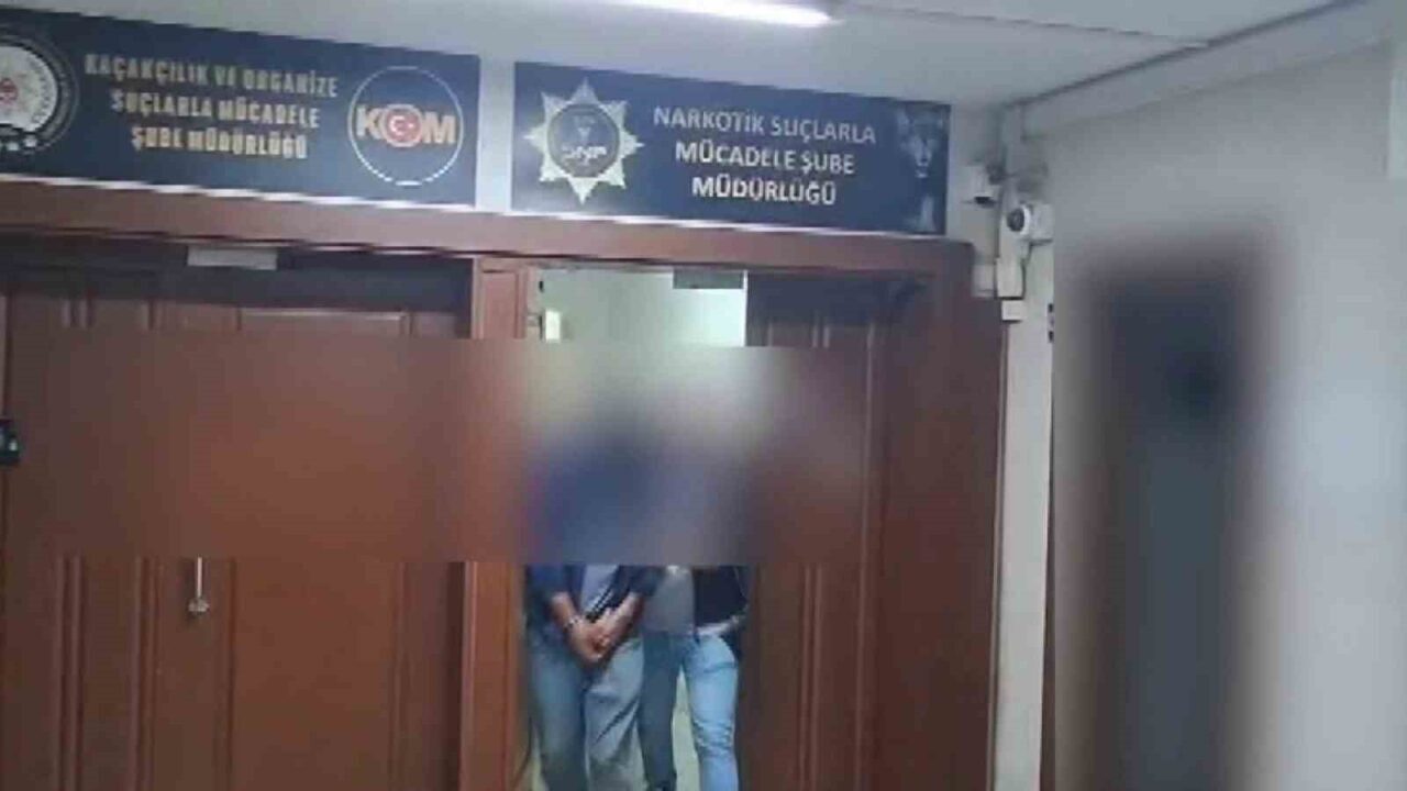 Sakarya'da gerçekleştirilen narkotik operasyonunda, uyuşturucu ticareti yapan A.Ö. (49) ve