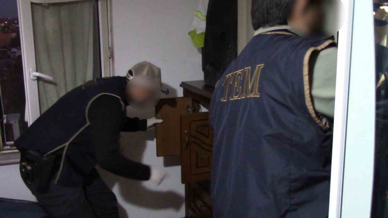 Sakarya'da düzenlenen operasyonda DEAŞ terör örgütüyle bağlantılı olduğu belirlenen 3