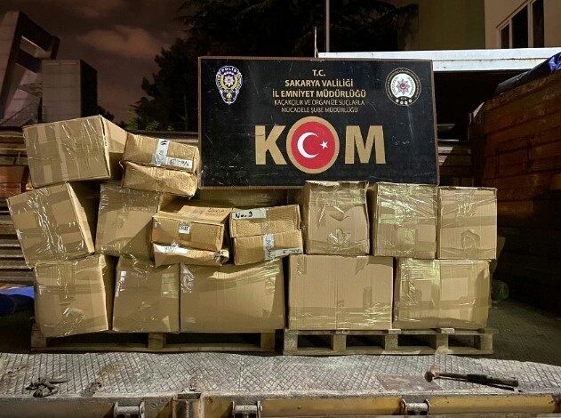 Sakarya'nın Serdivan ilçesinde gerçekleştirilen operasyonda, kaçak nargile tütünü taşıdığı tespit