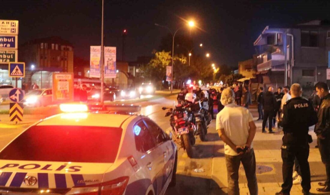 Sakarya'nın Adapazarı ilçesinde, Sedat Kirtetepe Caddesi'nde iki grup arasında çıkan