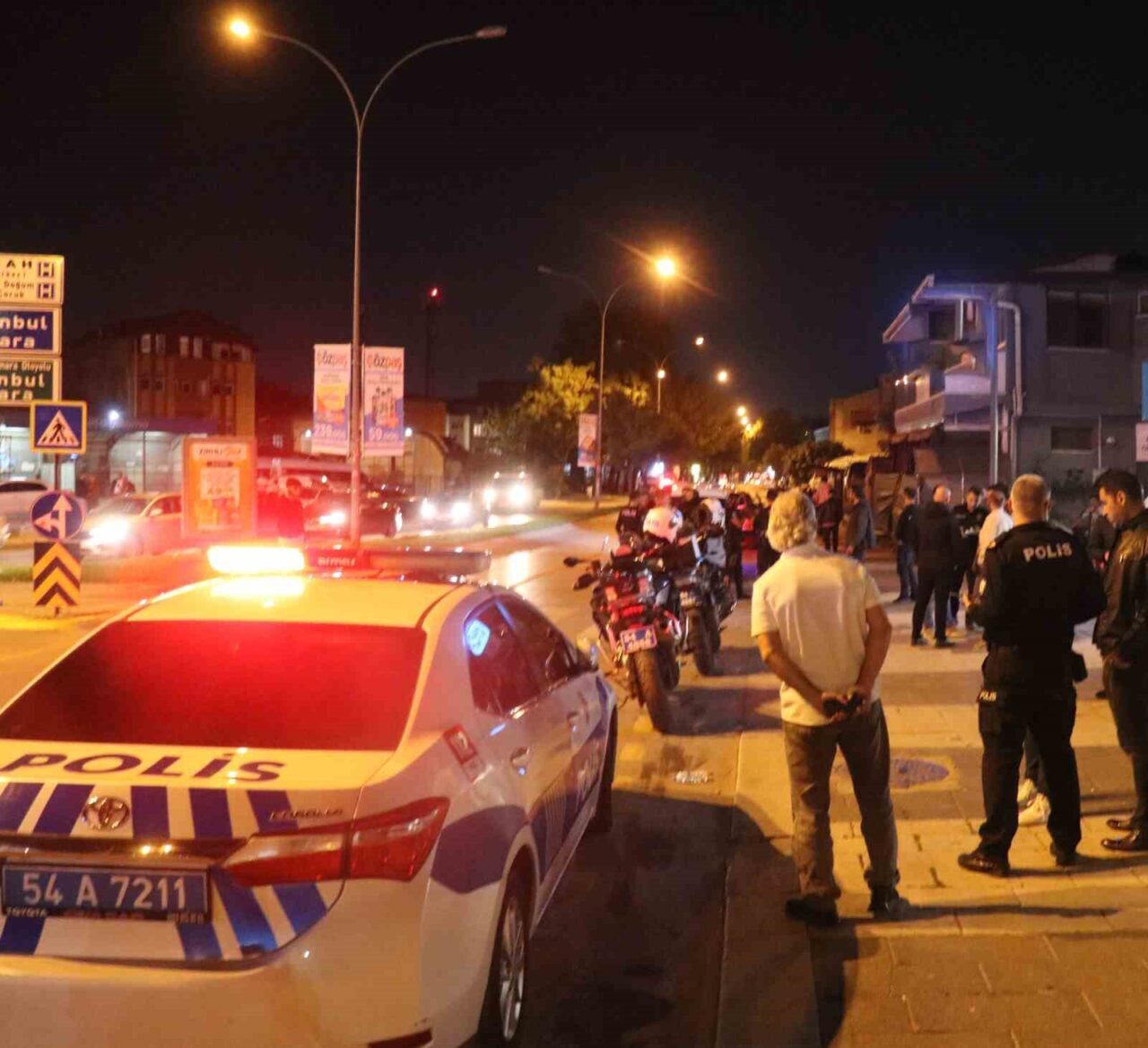 Sakarya'nın Adapazarı ilçesinde, Sedat Kirtetepe Caddesi'nde iki grup arasında çıkan