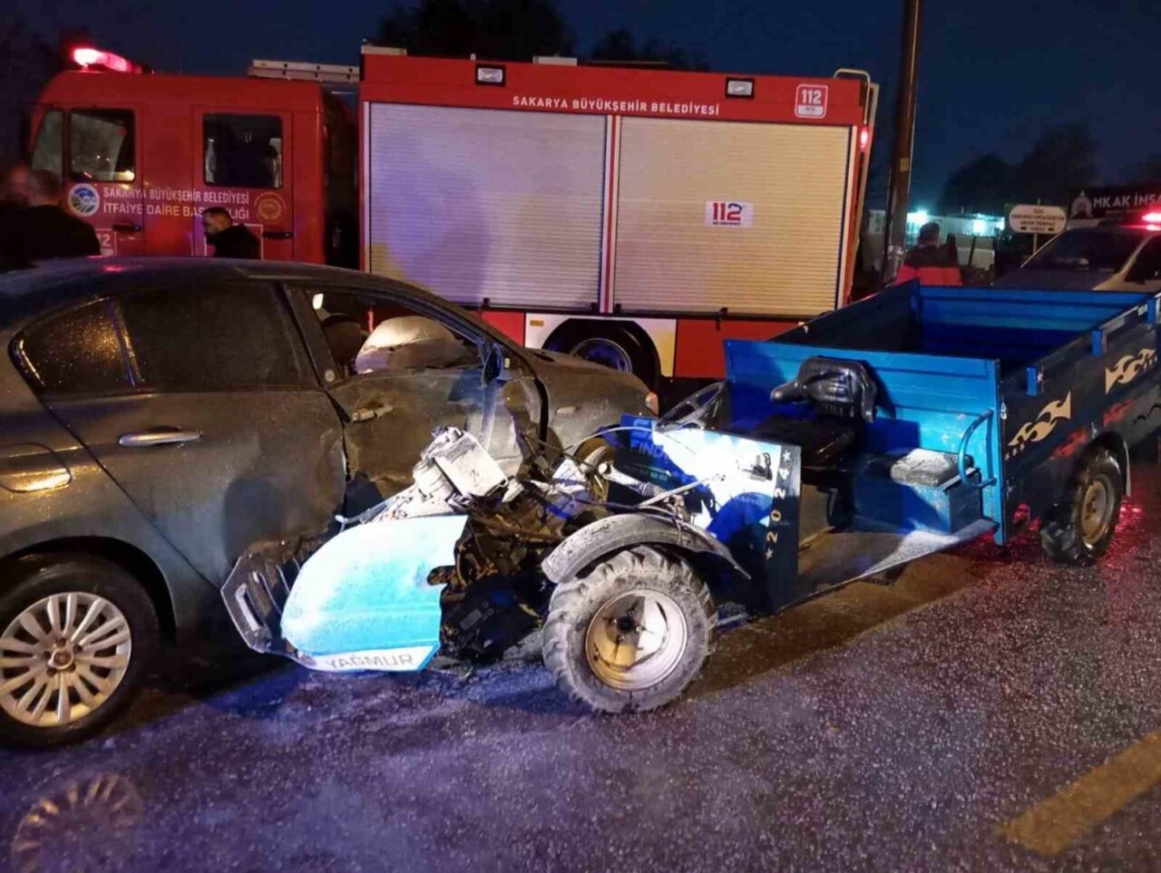 Akyazı’da Tarım Aracı ile Otomobil Çarpıştı: 6 Yaralı