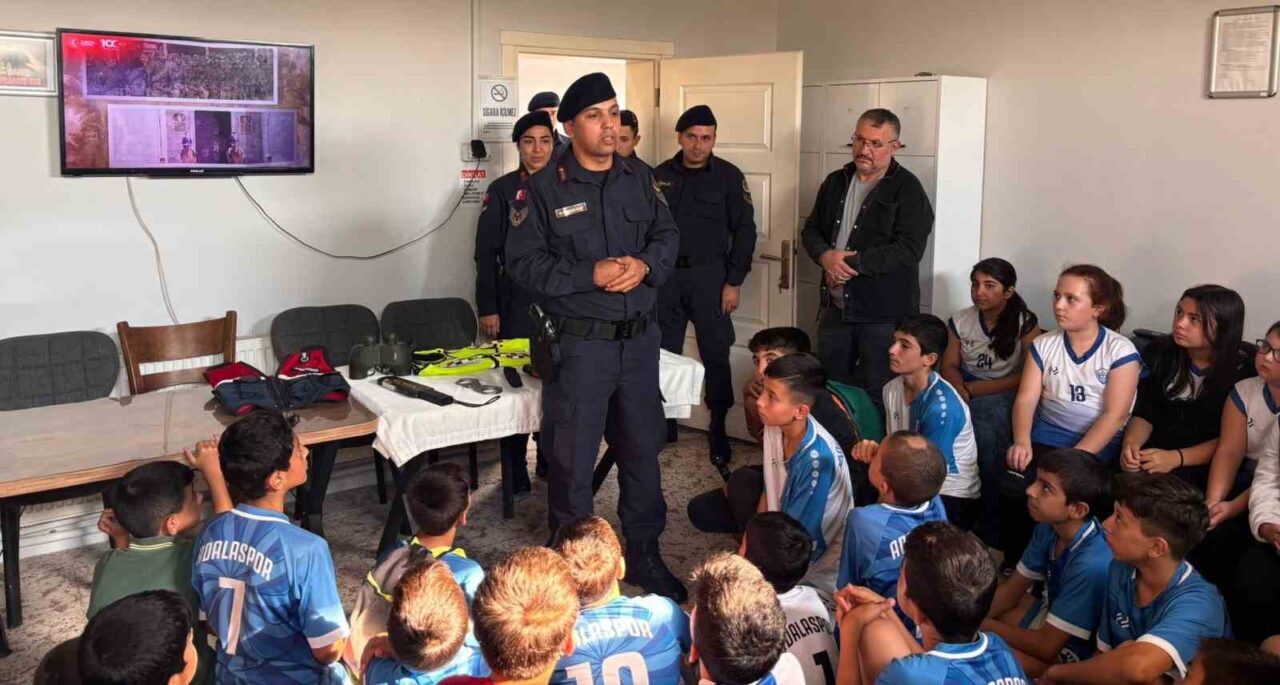 Adalaspor'un futbol ve voleybol takımları, Salihli'deki Adala Karakol Komutanlığı'na ziyaret