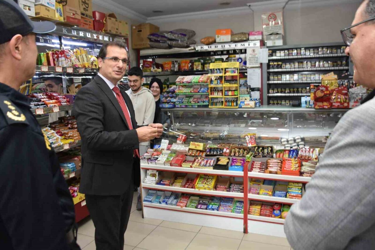 Manisa'nın Salihli ilçesinin Kaymakamı Ali Güldoğan, Eskicami Mahallesi'ndeki esnafı ziyaret