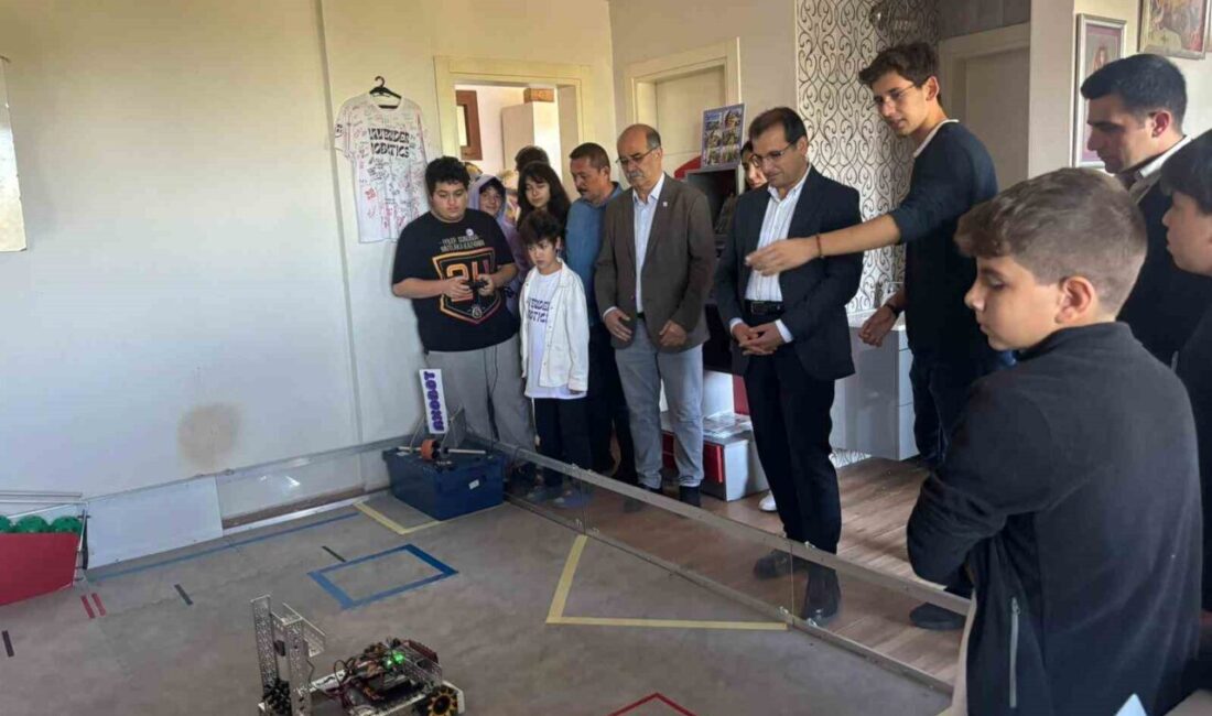 Salihli Kaymakamı Ali Güldoğan, gençlerin bilim ve teknolojiye olan ilgisini artırmak için Lavender Robotics Kodlama Takımını ziyaret etti. Salihli Kaymakamı Ali Güldoğan, Lavender Robotics Kodlama ve Robotik Takımı’nı