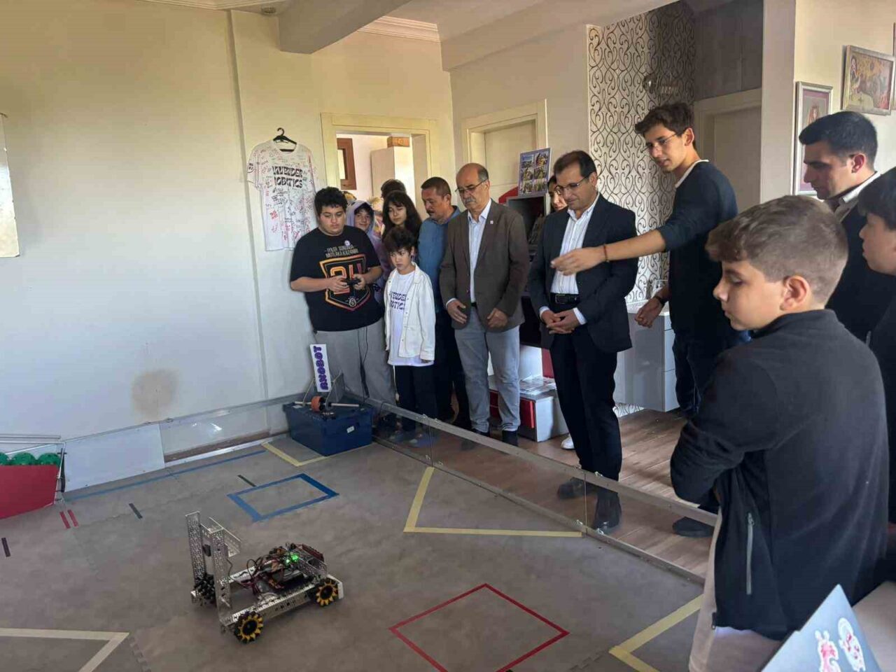 Salihli Kaymakamı Ali Güldoğan, gençlerin teknolojiye olan ilgisini desteklemek için
