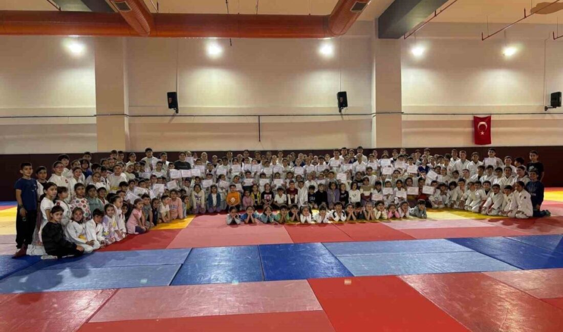 Salihli’de 250 Judocu, Ekim 2025 Judo Kemer Sınavı’nda Yeni Başarılar İçin Yarıştı Manisa'nın Salihli ilçesinde 250 judocu, Ekim 2025 Judo Kemer Sınavı'nda