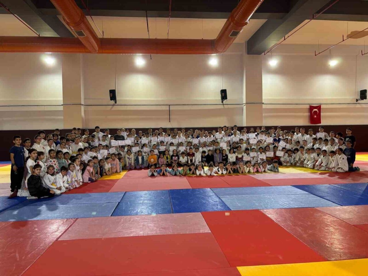 Manisa'nın Salihli ilçesinde 250 judocu, Ekim 2025 Judo Kemer Sınavı'nda