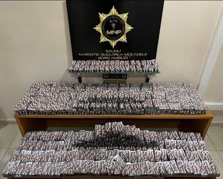 Manisa’da Uyuşturucu Ticaretine Yönelik Operasyonda 30 Bin 839 Sentetik Ecza Hap Ele Geçirildi Manisa'nın Salihli ilçesinde, Emniyet Müdürlüğü Narkotik Suçlarla Mücadele ekipleri, uyuşturucu
