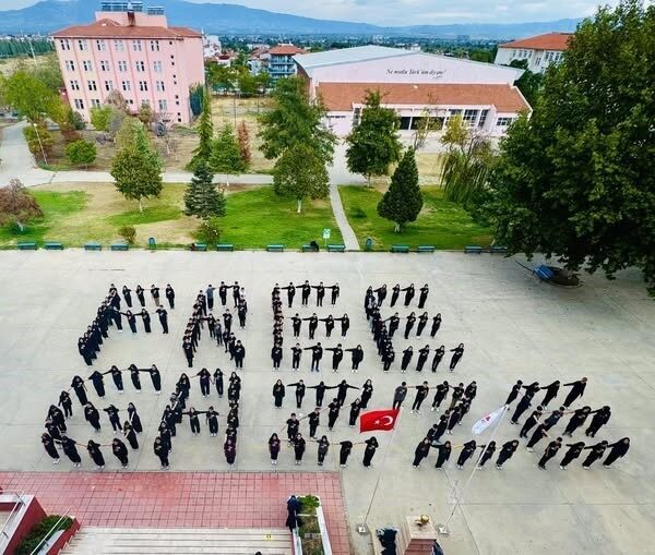 Manisa'nın Salihli ilçesindeki Necip Fazıl Kısakürek Sosyal Bilimler Lisesi öğrencileri,