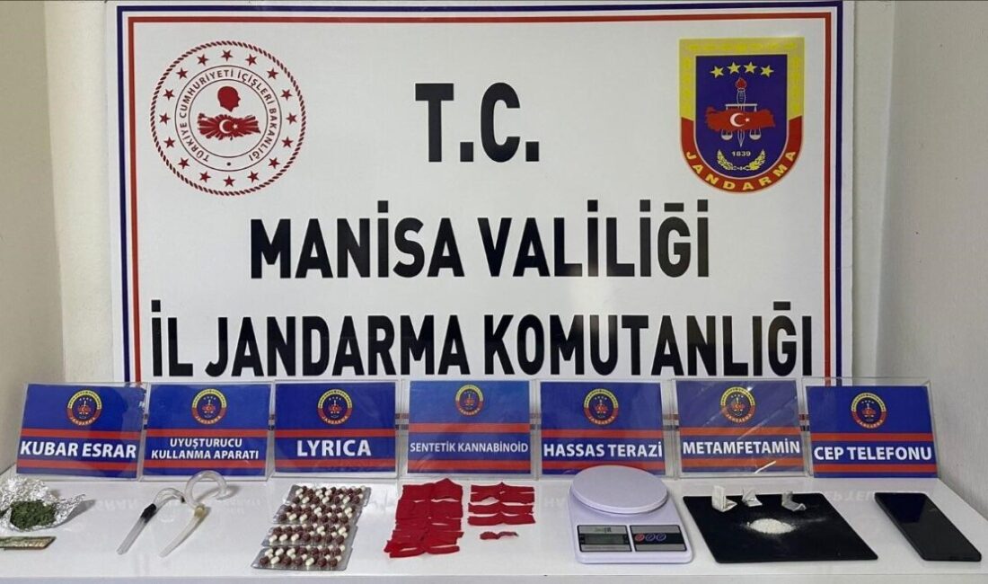 Manisa'nın Salihli ilçesinde jandarma, A.A. isimli şahsı uyuşturucu satış yaparken