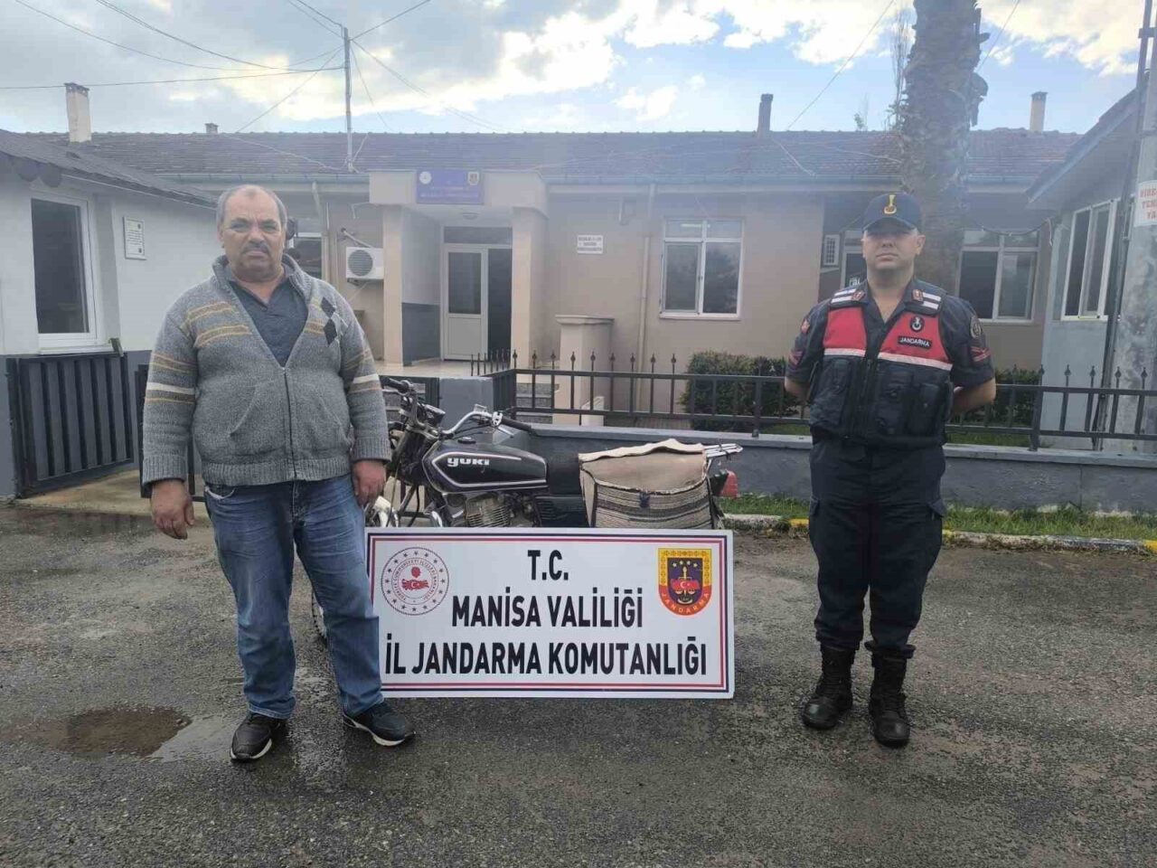 Manisa'nın Salihli ilçesinde park halindeki plakasız motosikletin çalıntı olduğu belirlendi.