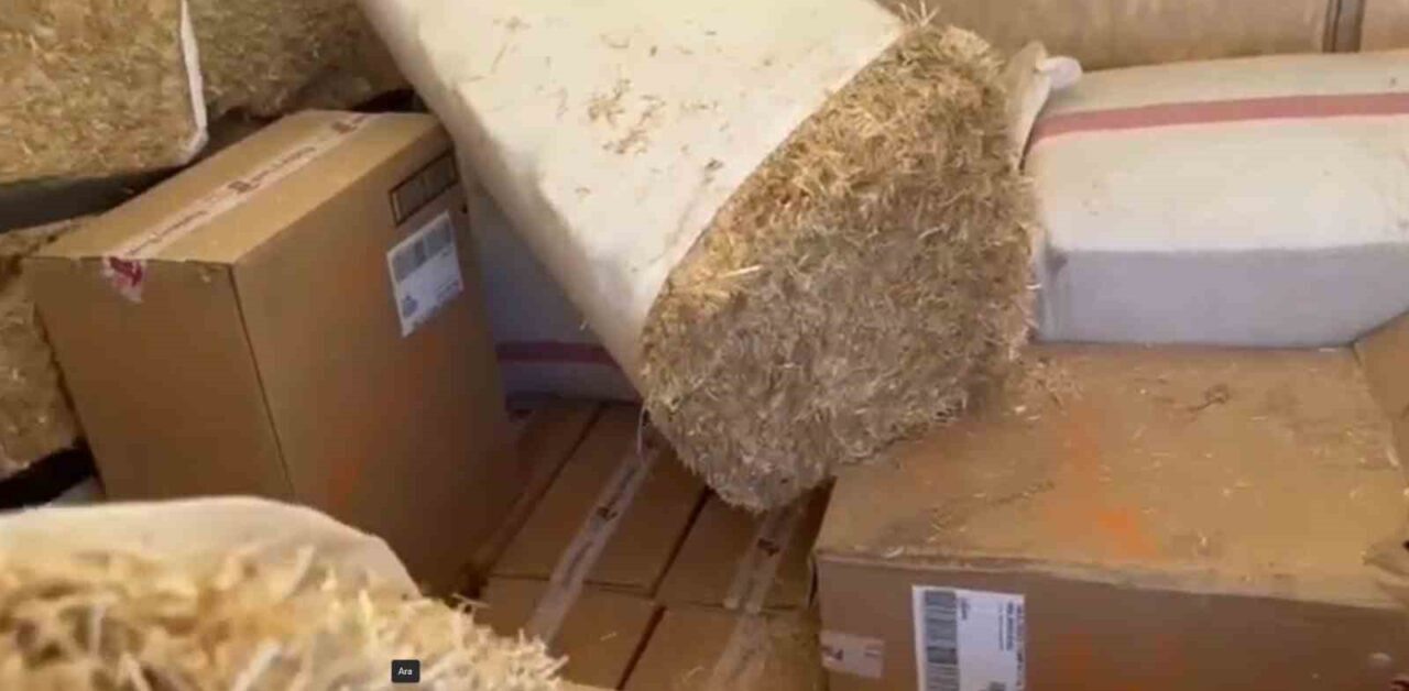 Gaziantep'te düzenlenen operasyonda, saman balyalarının arasına saklanmış 43 bin paket