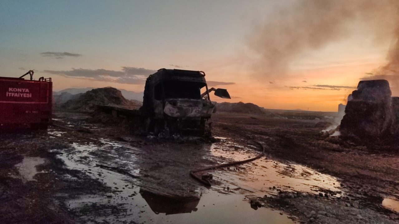 Konya'nın Karapınar ilçesinde A.S.'ye ait park halindeki saman balyası yüklü