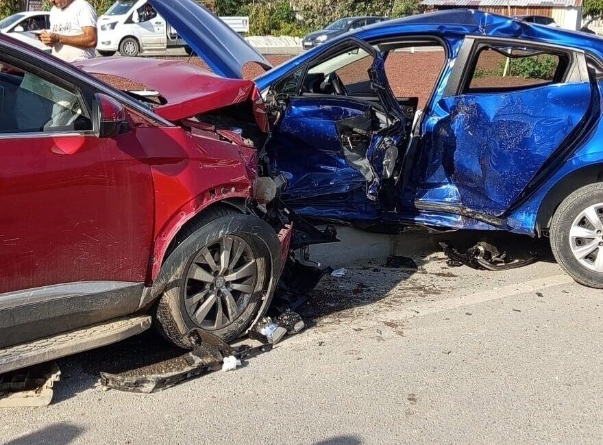 Hatay’da Trafik Kazası: İki Otomobilin Çarpışması Sonucu 5 Kişi Yaralandı Hatay'ın Samandağ ilçesi Yeşilada Mahallesi'nde meydana gelen trafik kazasında 5