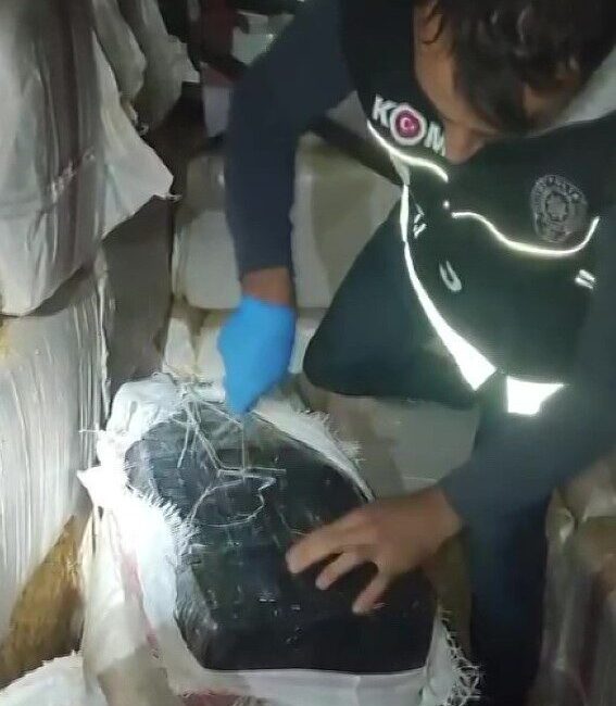 Adana'da gerçekleştiren operasyonda, M.S. adlı tır sürücüsünün aracında 2 milyon