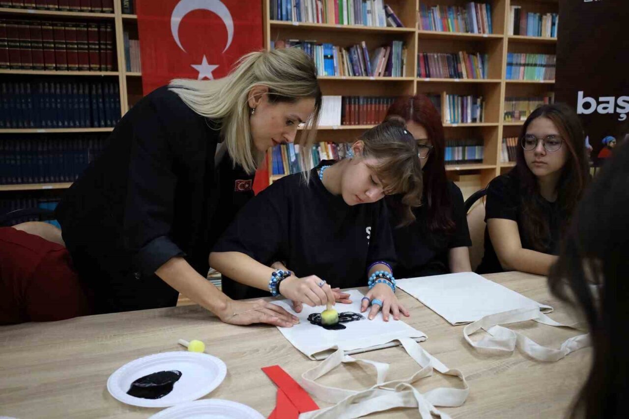 Sakarya Büyükşehir Belediyesi, Cumhuriyet'in 102. yılını Sakarya Anadolu Lisesi'nde düzenlenen
