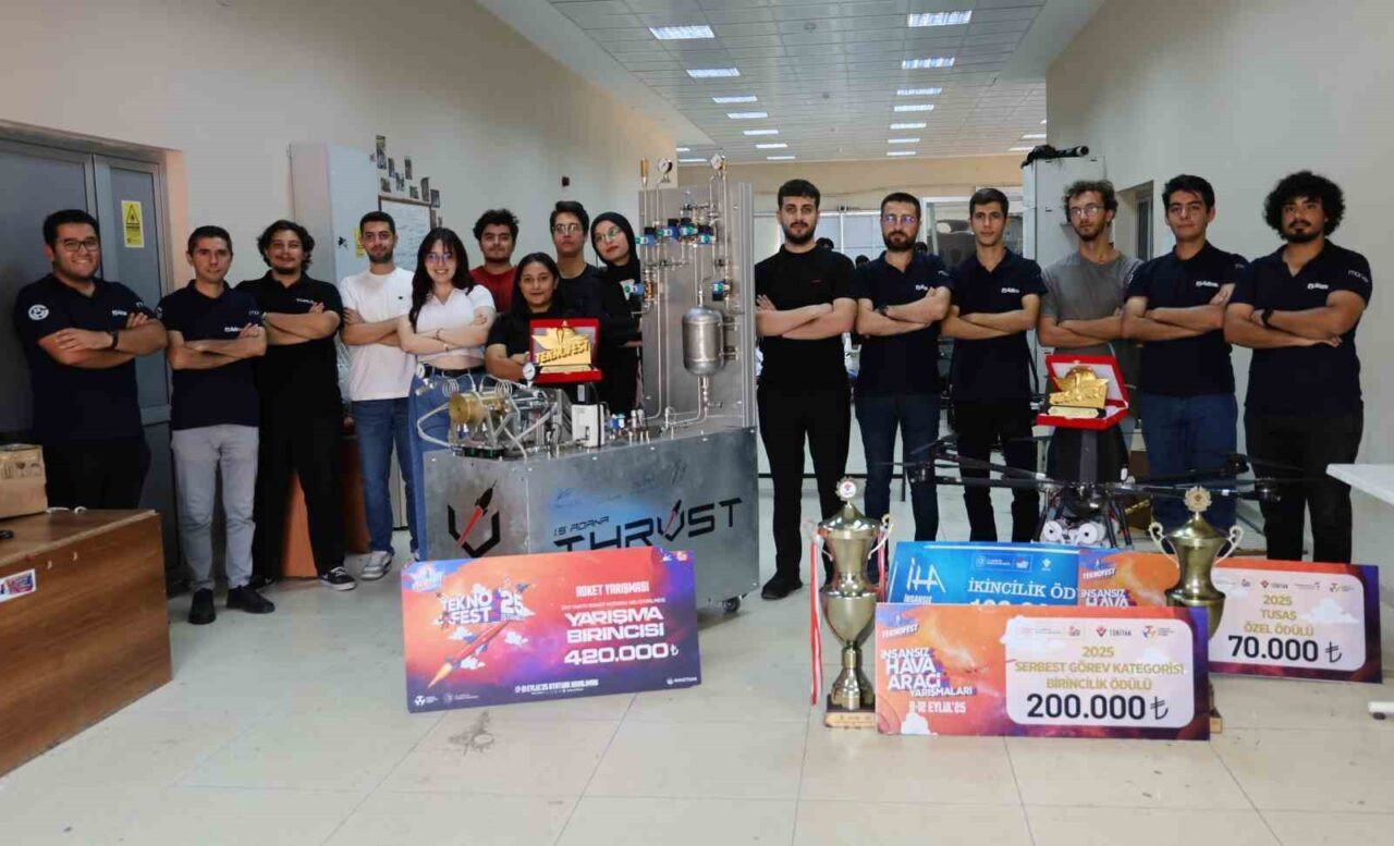 TEKNOFEST 2025'te Adanalı üniversite öğrencileri, sıvı yakıtlı roket ve İHA