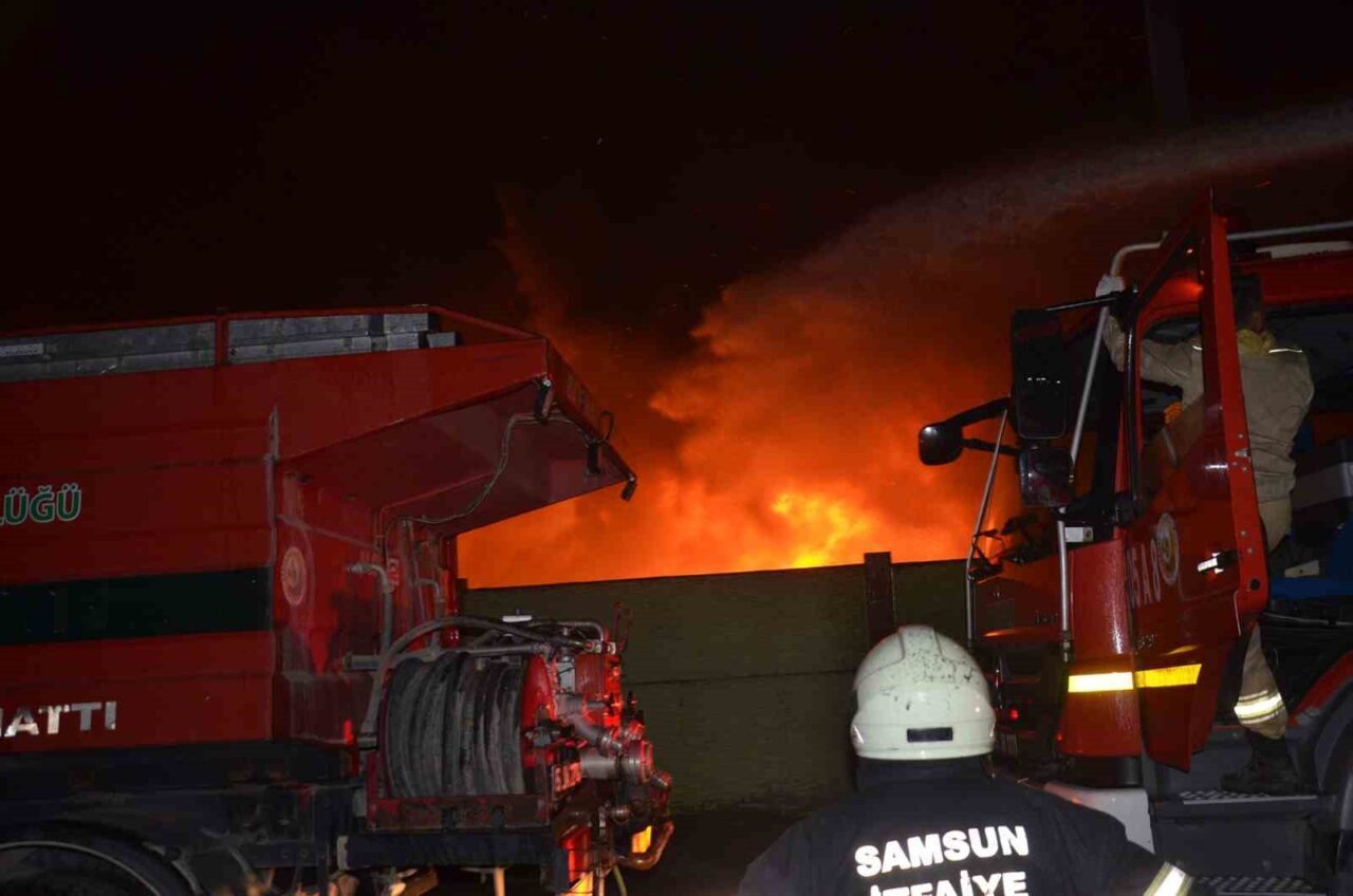 Bafra’daki Geri Dönüşüm Tesisinde Yangın Söndürme Çalışmaları Sürüyor