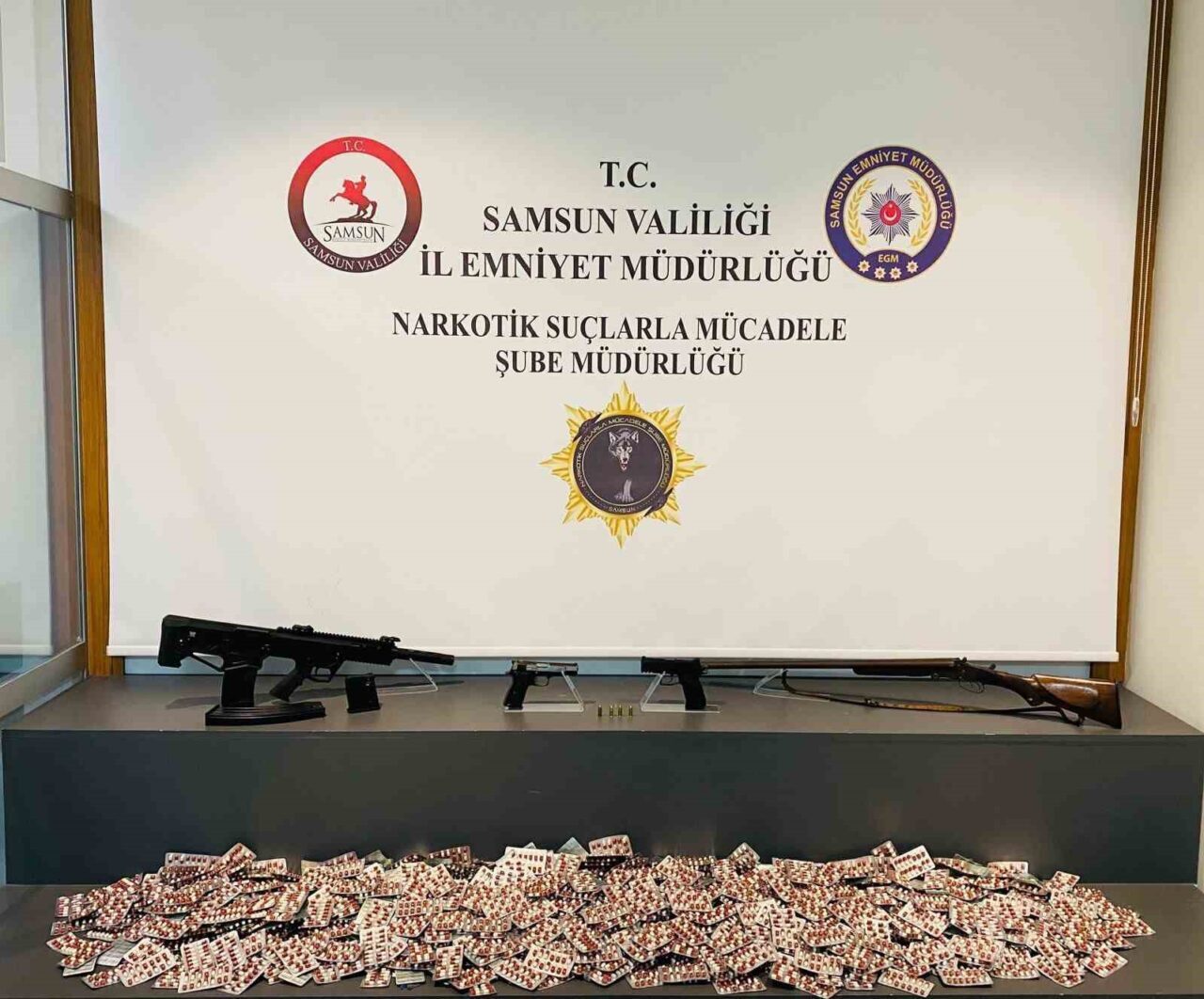 Samsun'un Atakum ilçesinde narkotik ekiplerinin düzenlediği operasyonda G.K., E.C., M.Ö.