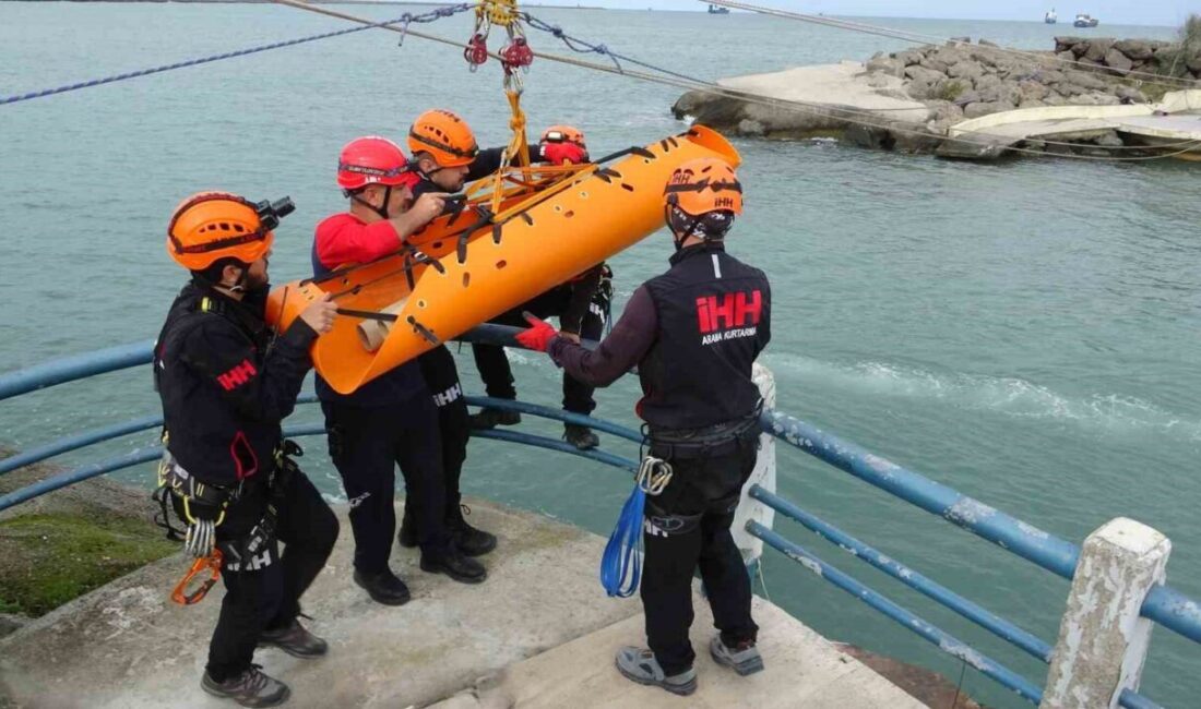 Samsun’da Deprem Senaryosu Üzerine Başarılı Arama Kurtarma Tatbikatı Düzenlendi Samsun'da Mert Plajı'nda gerçekleştirilen tatbikatta, arama kurtarma ekipleri deprem senaryosuyla
