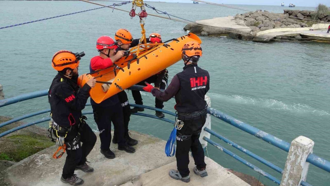 Samsun'da Mert Plajı'nda gerçekleştirilen tatbikatta, arama kurtarma ekipleri deprem senaryosuyla