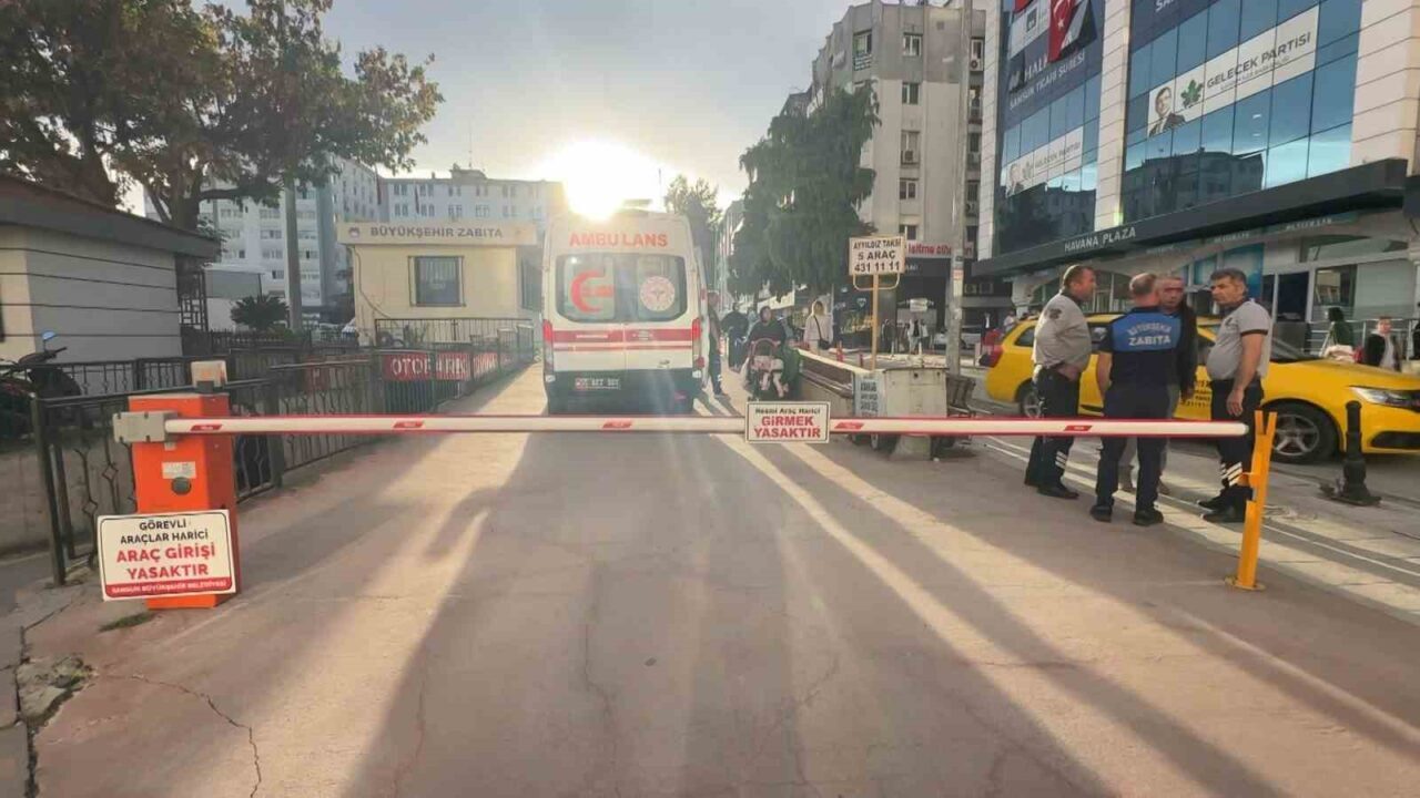 Samsun'da Cumhuriyet Meydanı'ndaki açılır-kapanır bariyer, sensörünün yaya algılamaması sonucu bir