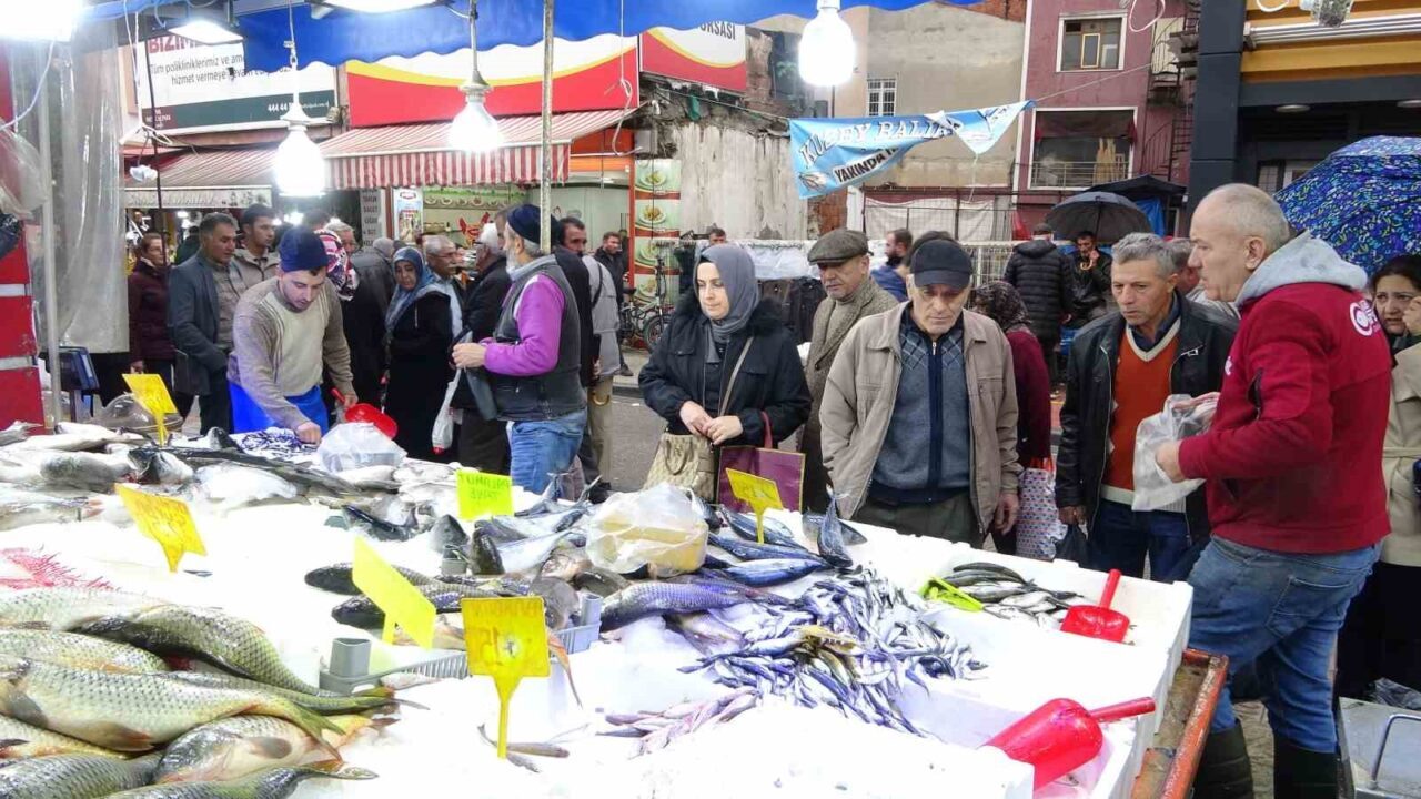 Samsun'da balık fiyatları düştü; hamsi ve istavritin kilosu 75 liraya