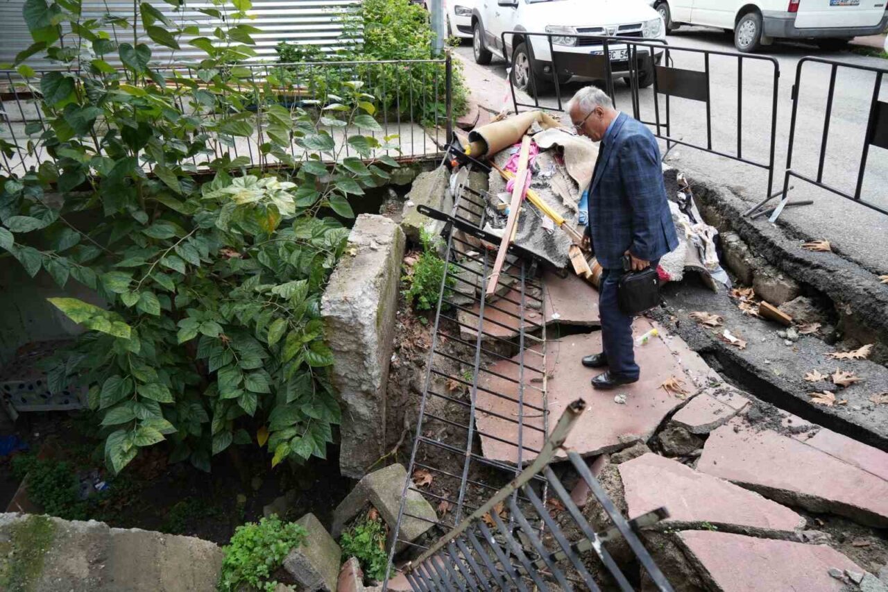 Samsun’un İlkadım ilçesinde sağanak yağış sonrası bir apartmanın ön kısımlarındaki