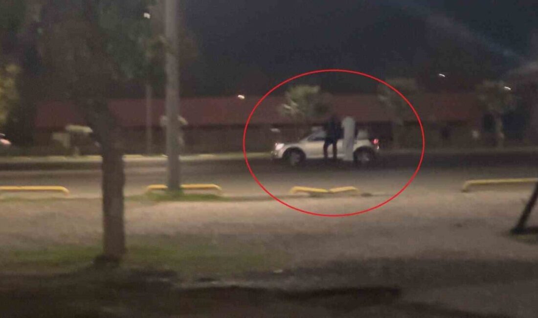 Samsun'da gençlerin oluşturduğu bir grup, hareket halindeki SUV aracının üzerine