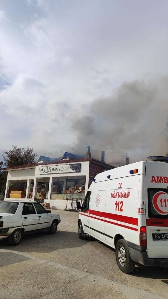 Samsun'un Kavak ilçesindeki bir mobilya dükkanında çıkan yangın, maddi hasarla