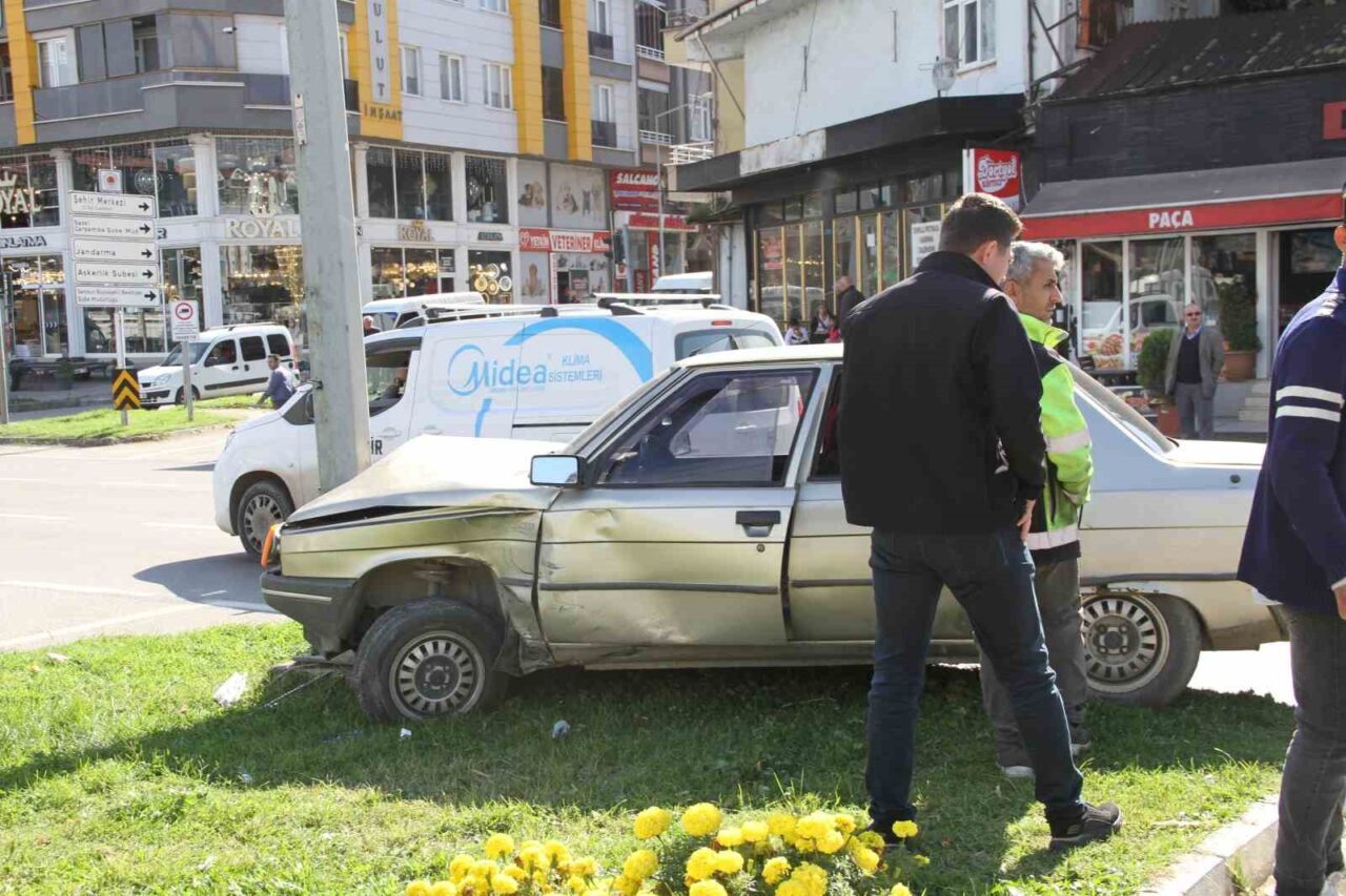 Samsun’un Çarşamba ilçesinde otomobil ve motosikletin çarpışması sonucunda iki kişi