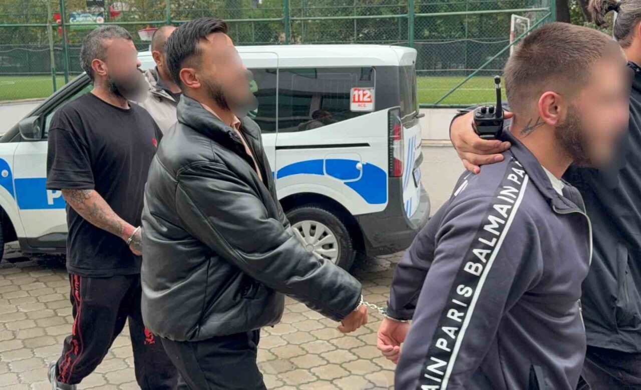 Samsun'da bir spor salonu önünde park halindeki bir araca silahlı