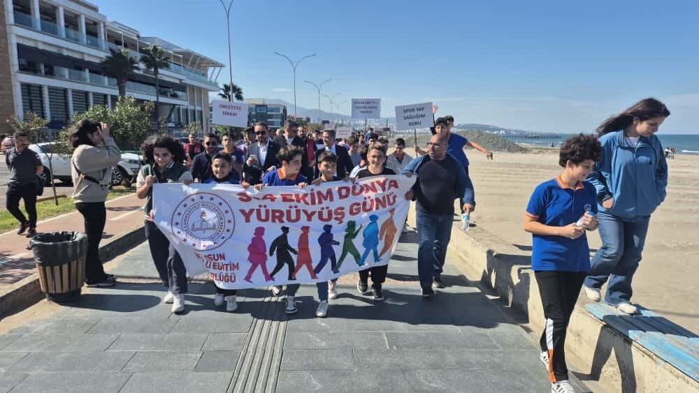 Samsun'un Atakum ilçesinde gerçekleştirilen yürüyüş, sağlıklı yaşam bilincini artırmak amacıyla
